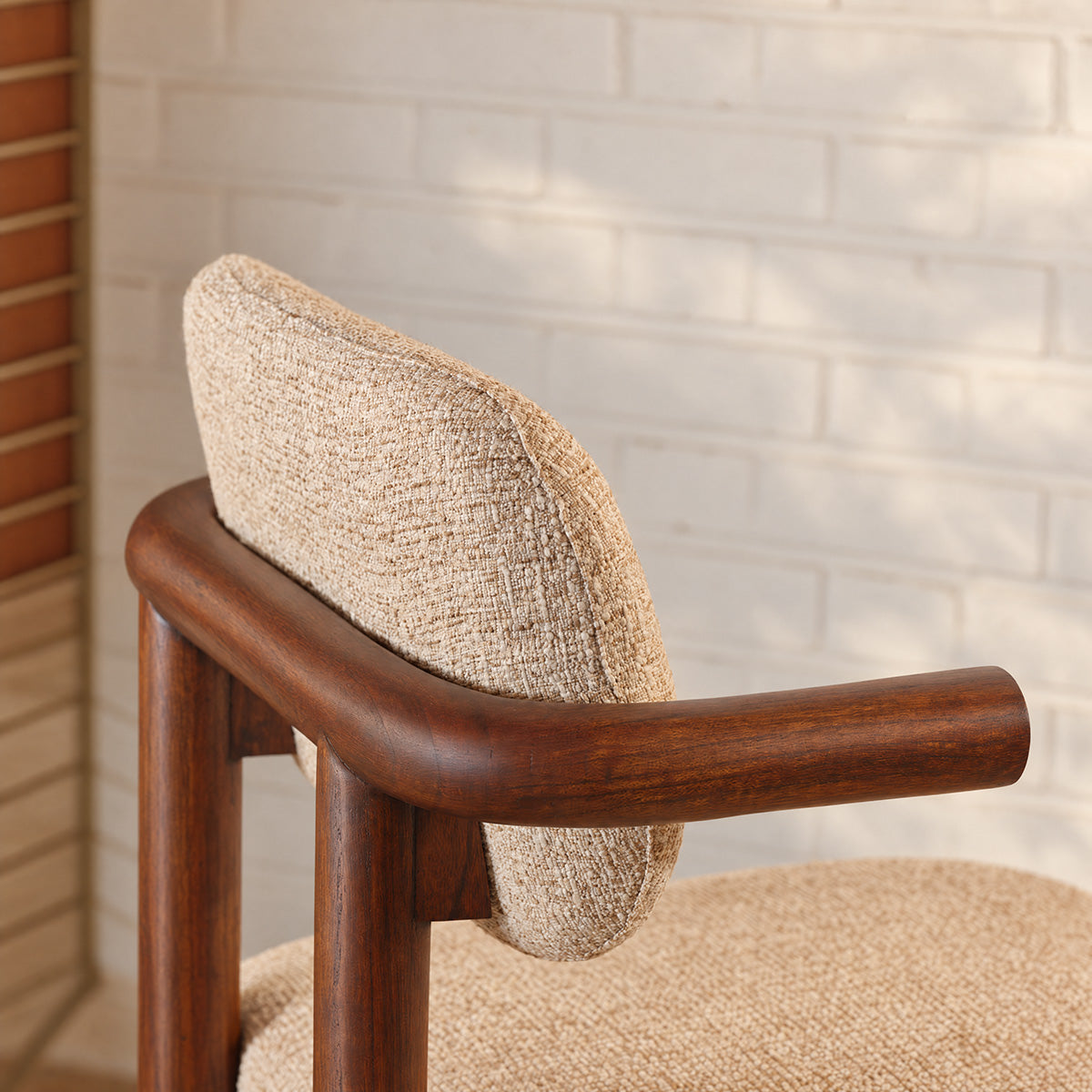NEO - Set di 2 sedie in legno massello di mindi e tessuto beige screziato con trama in rilievo