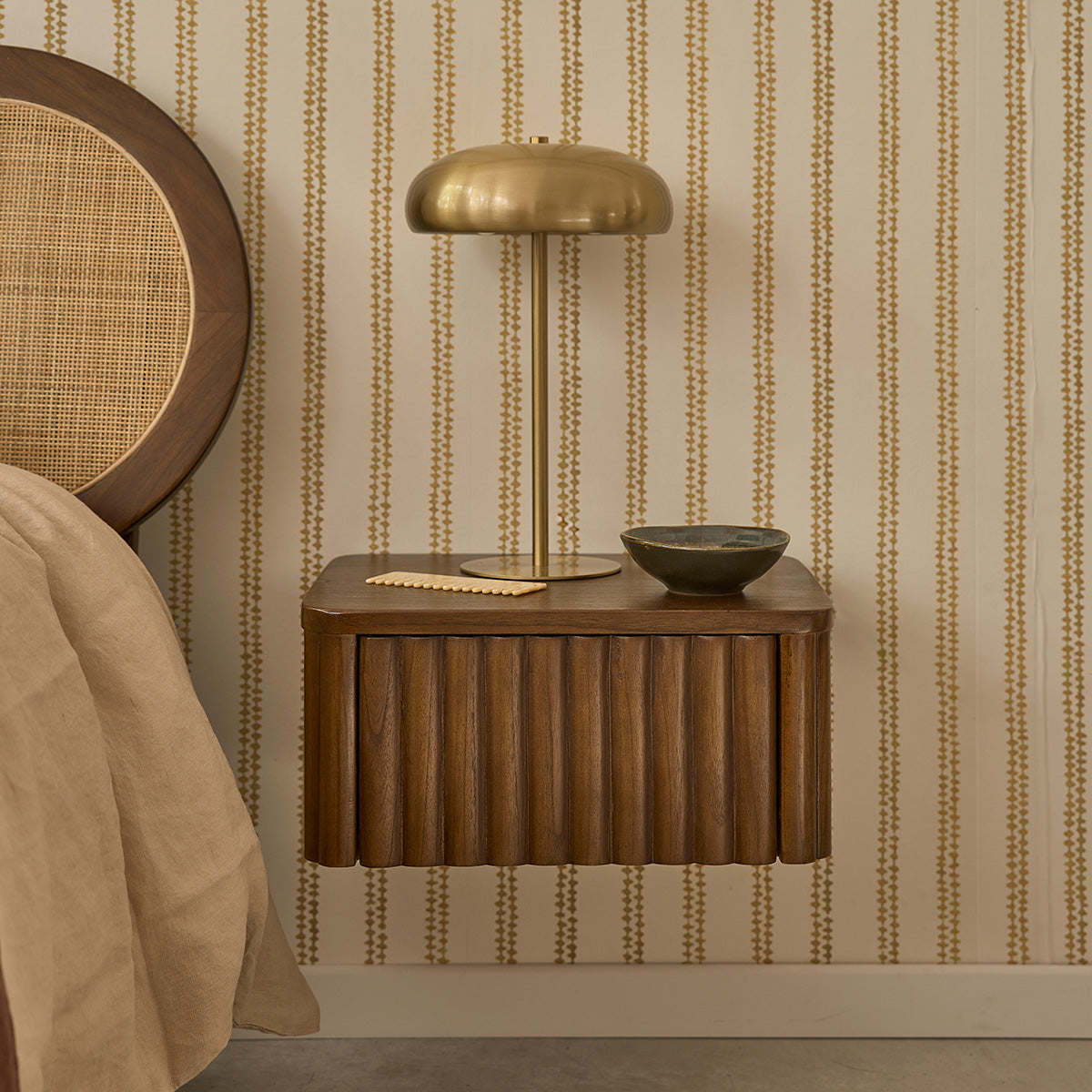 Collezione Tridad in legno mindi - Comodino sospeso in legno mindi 45 cm