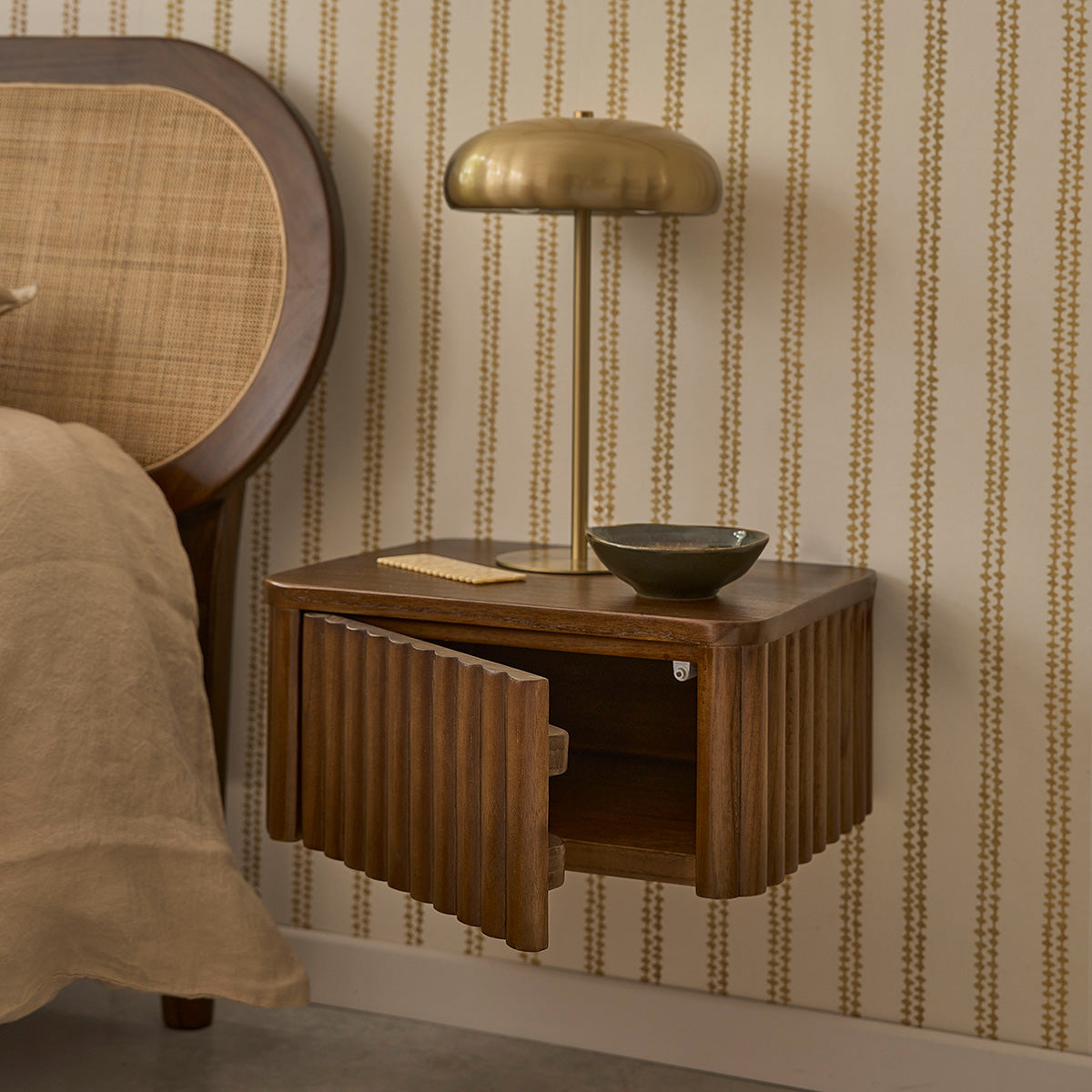 Collezione Tridad in legno mindi - Comodino sospeso in legno mindi 45 cm