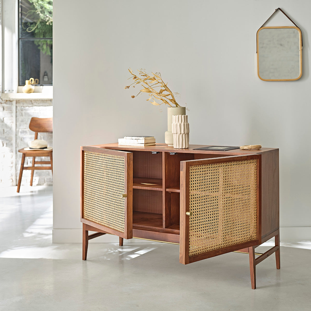 LEONTINE - Cassettiera in acacia massello finitura in noce e cannage 120 cm