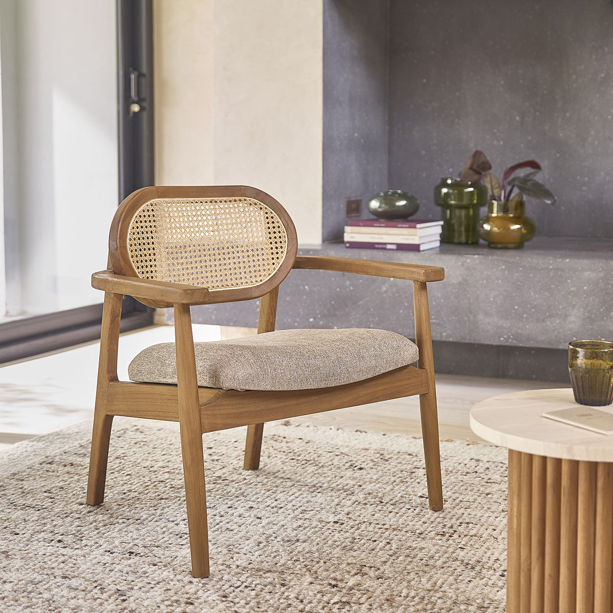 SABI - Poltrona in teak massello, cannage e tessuto grigio-beige