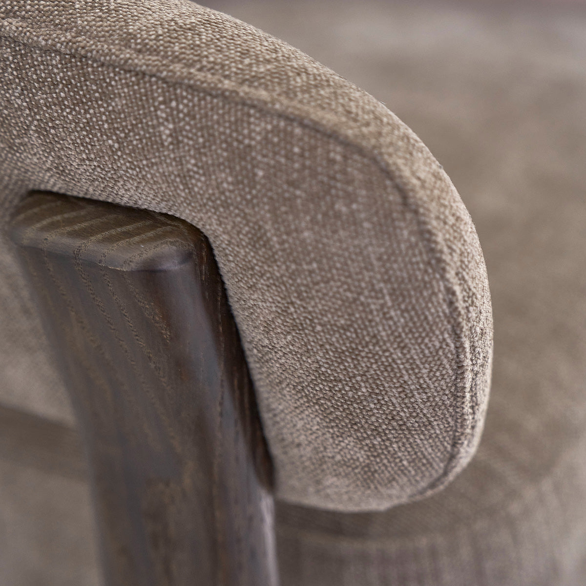 JACQUES - Poltrona in legno massello con finitura in noce e velluto beige