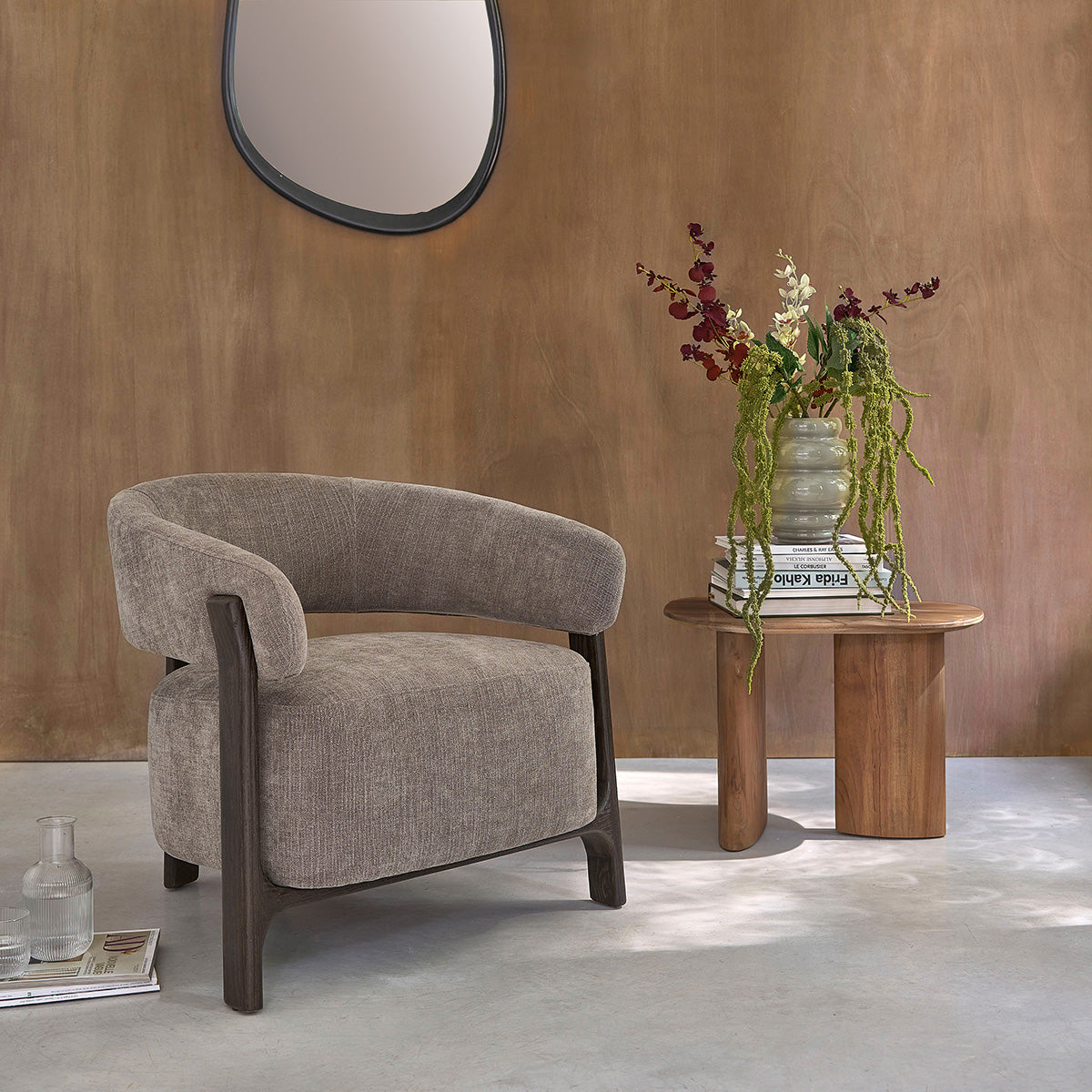 HENRI - Poltrona in rovere massello con finitura in noce e tessuto chenille tortora