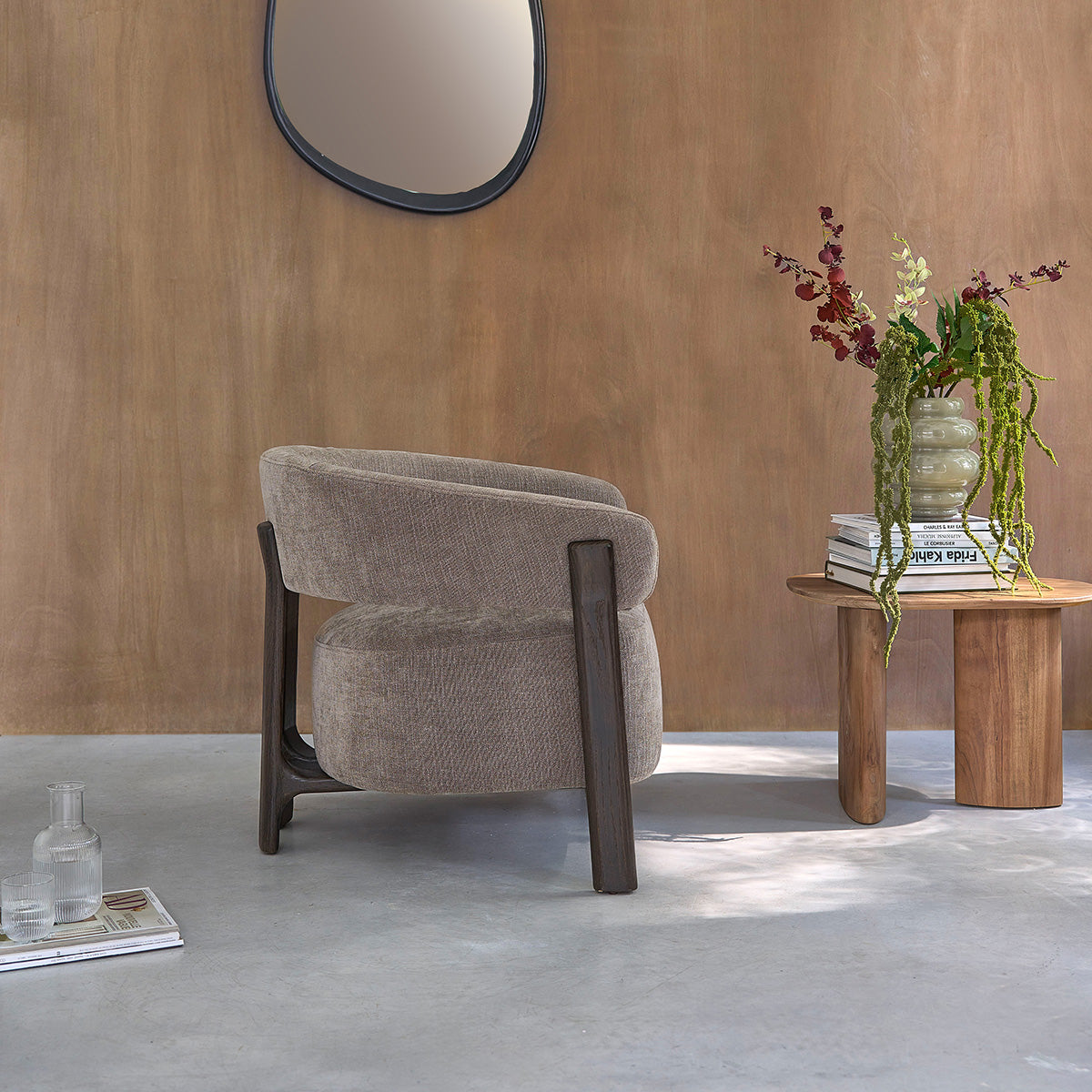 HENRI - Poltrona in rovere massello con finitura in noce e tessuto chenille tortora