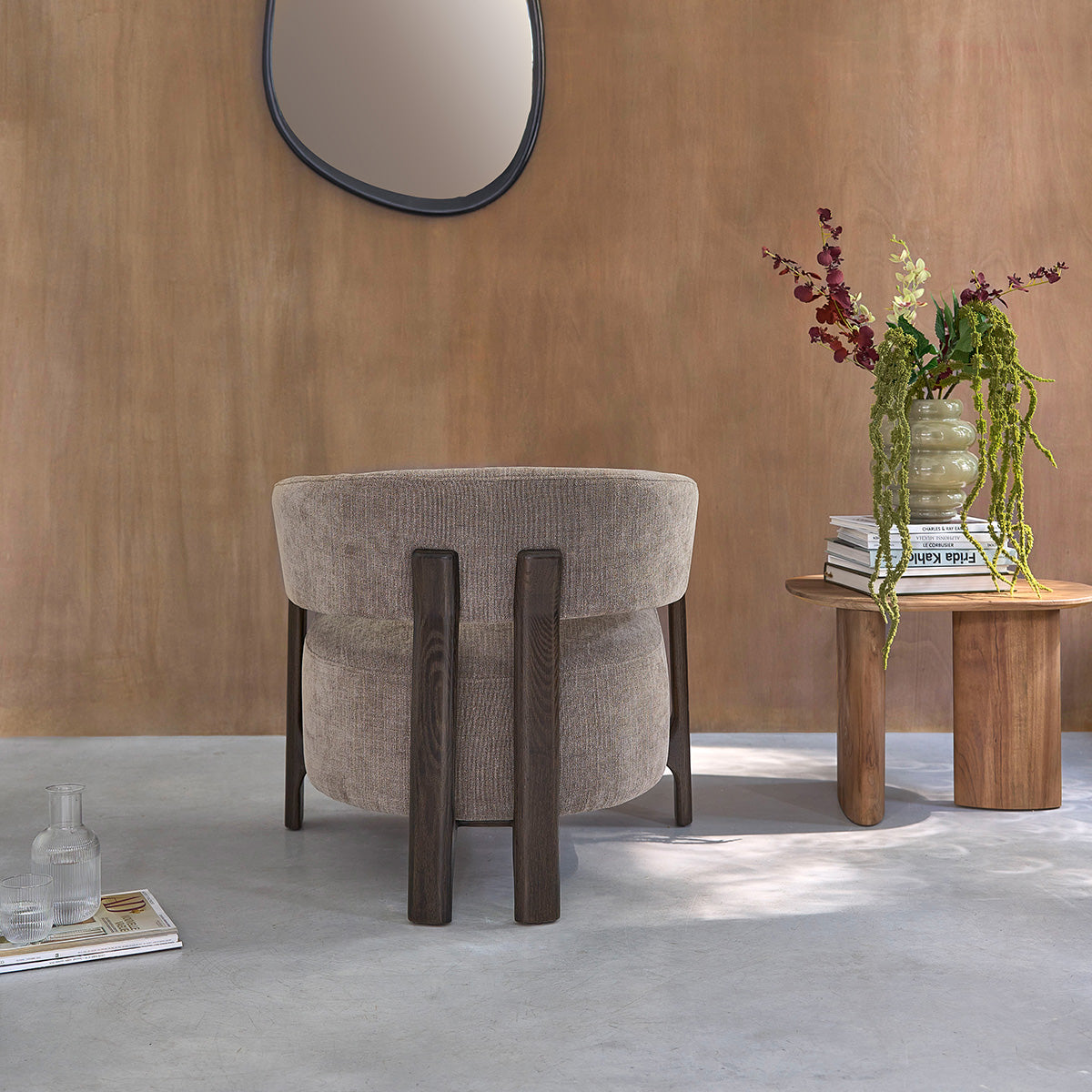 HENRI - Poltrona in rovere massello con finitura in noce e tessuto chenille tortora
