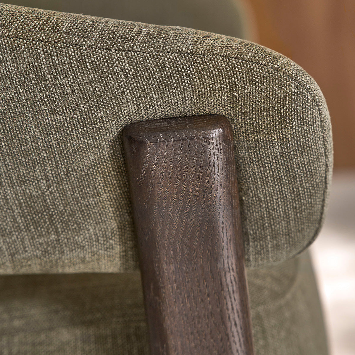 JACQUES - Poltrona in legno massello con finitura in noce e tessuto chenille kaki