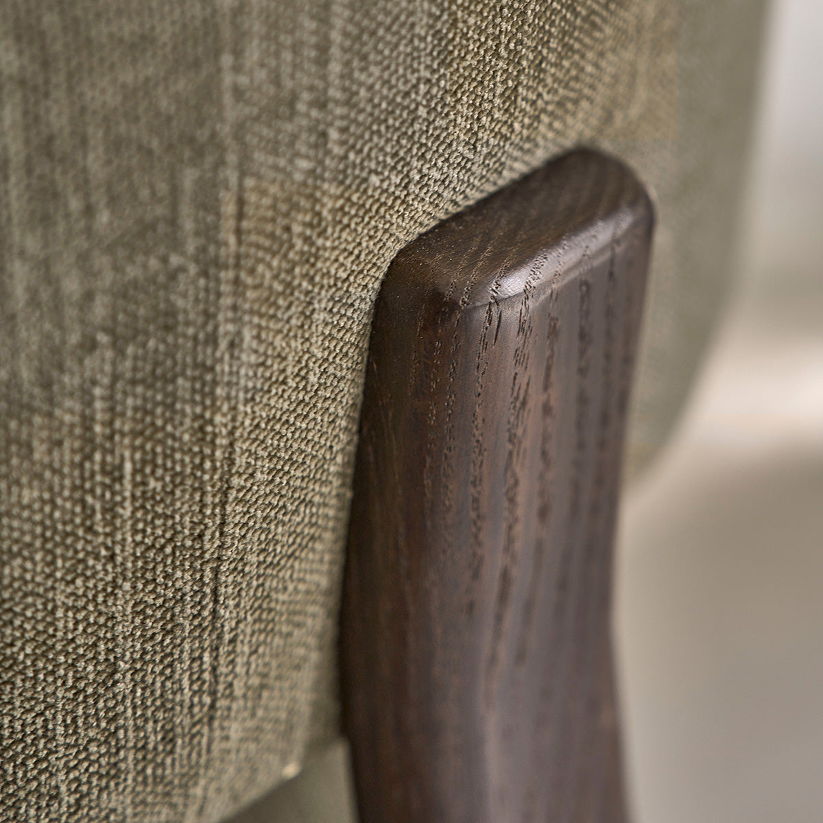 JACQUES - Poltrona in legno massello con finitura in noce e tessuto chenille kaki