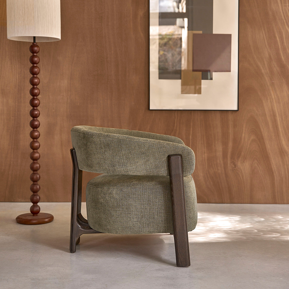 HENRI - Poltrona in rovere massello con finitura in noce e tessuto chenille kaki