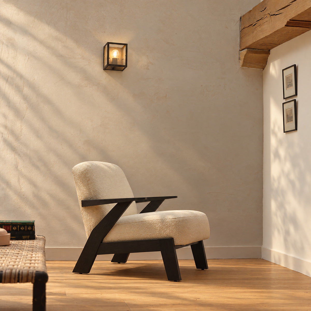 ZOLA - Poltrona in legno massello di mindi nero e tessuto bouclé color crema