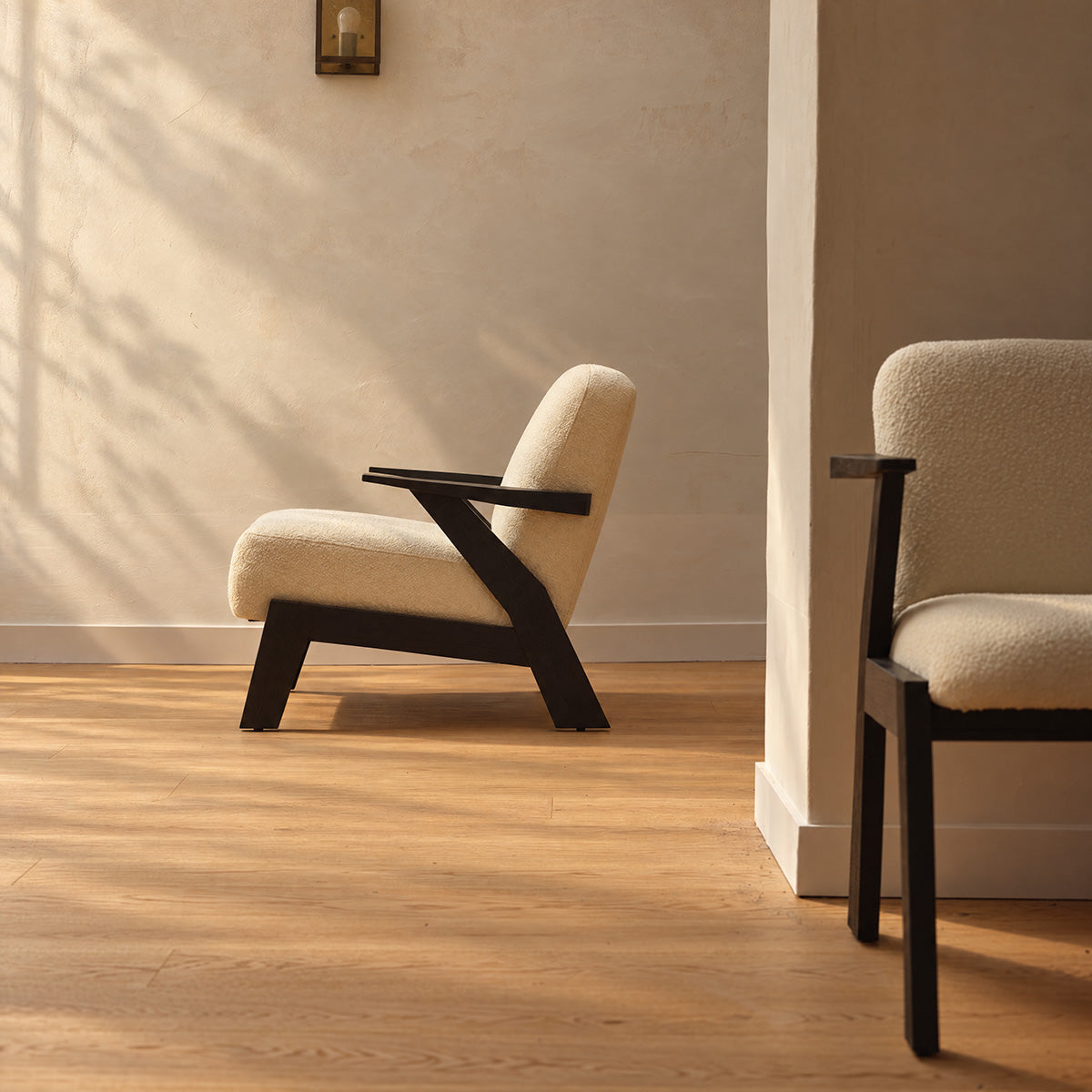 ZOLA - Poltrona in legno massello di mindi nero e tessuto bouclé color crema