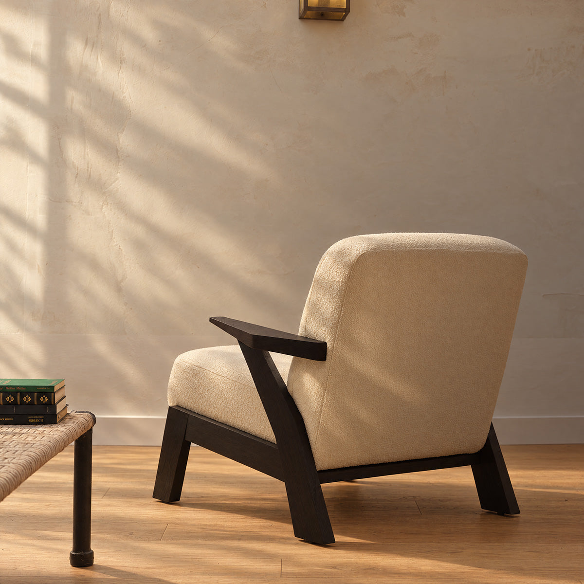ZOLA - Poltrona in legno massello di mindi nero e tessuto bouclé color crema
