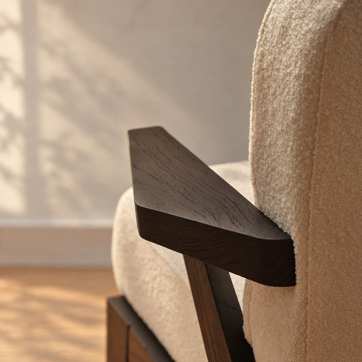 ZOLA - Poltrona in legno massello di mindi nero e tessuto bouclé color crema