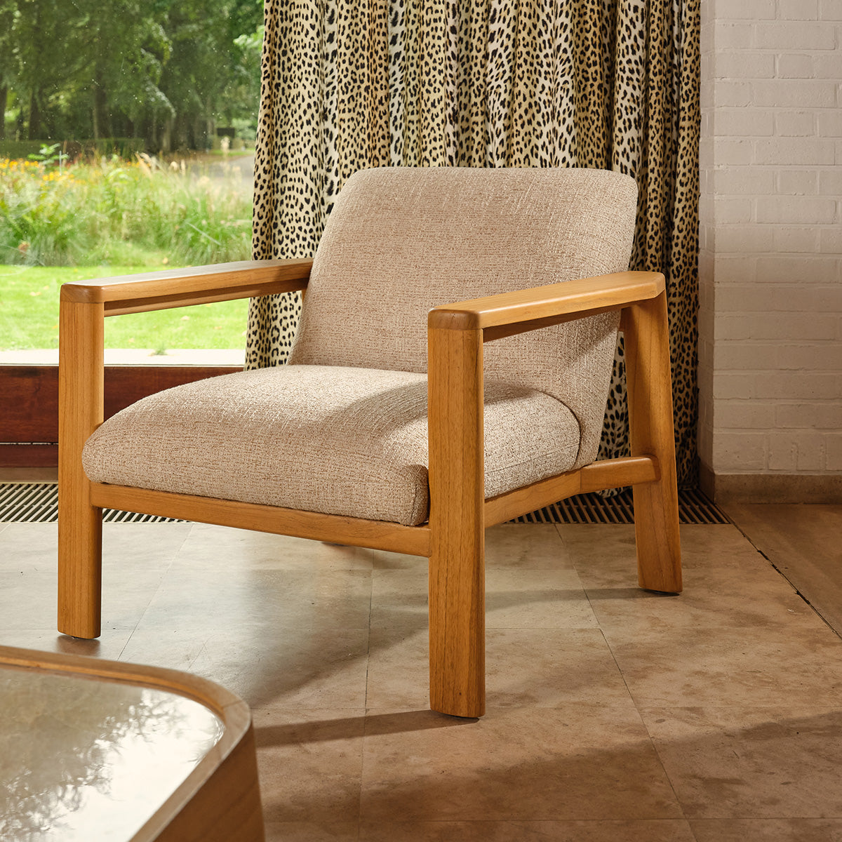 GABRIEL - Poltrona in legno massello di mindi e tessuto beige melange