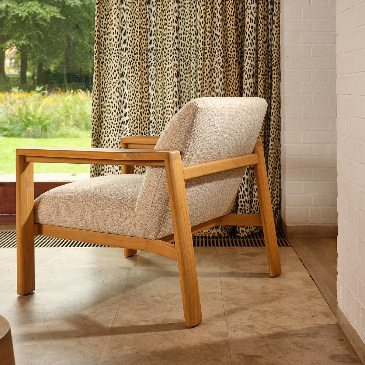 GABRIEL - Poltrona in legno massello di mindi e tessuto beige melange