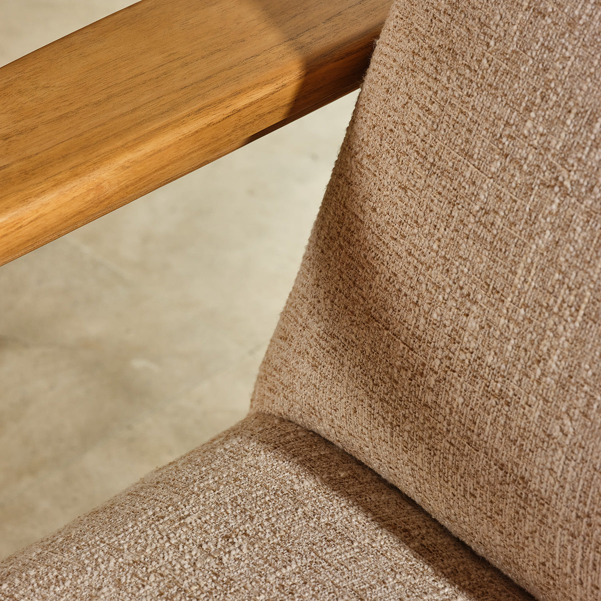 GABRIEL - Poltrona in legno massello di mindi e tessuto beige melange