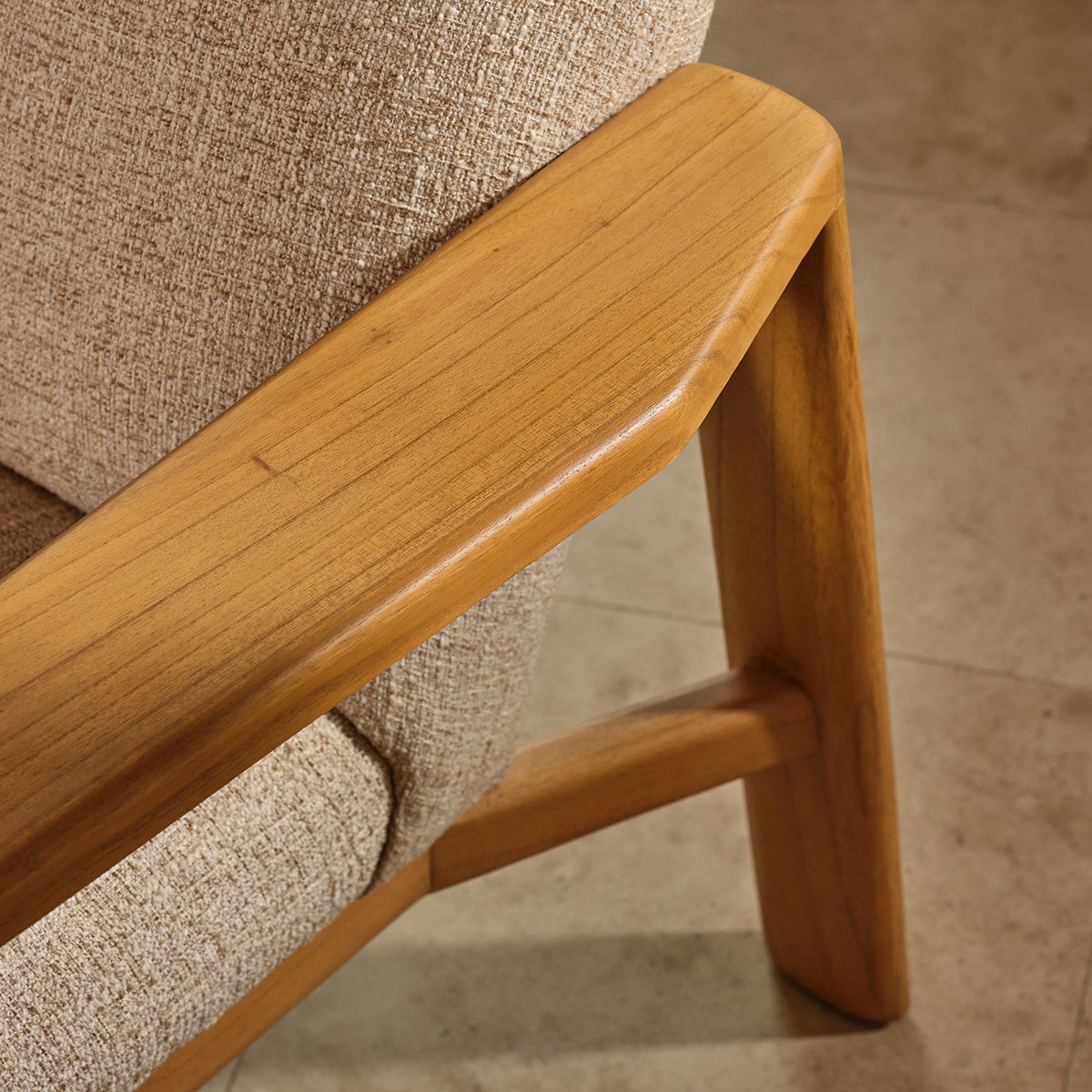 GABRIEL - Poltrona in legno massello di mindi e tessuto beige melange