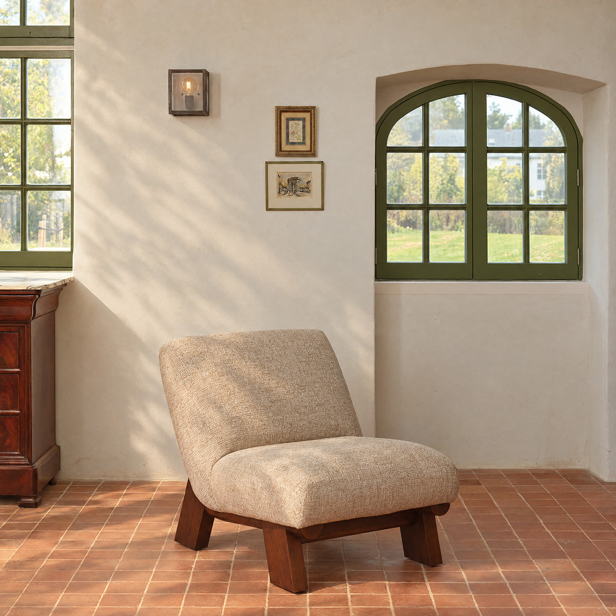 ANOUK - Poltrona in legno massello di mindi e tessuto beige melange