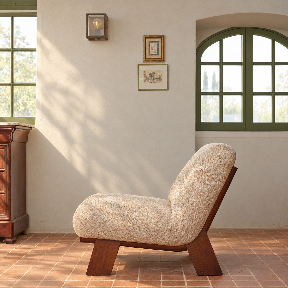 ANOUK - Poltrona in legno massello di mindi e tessuto beige melange