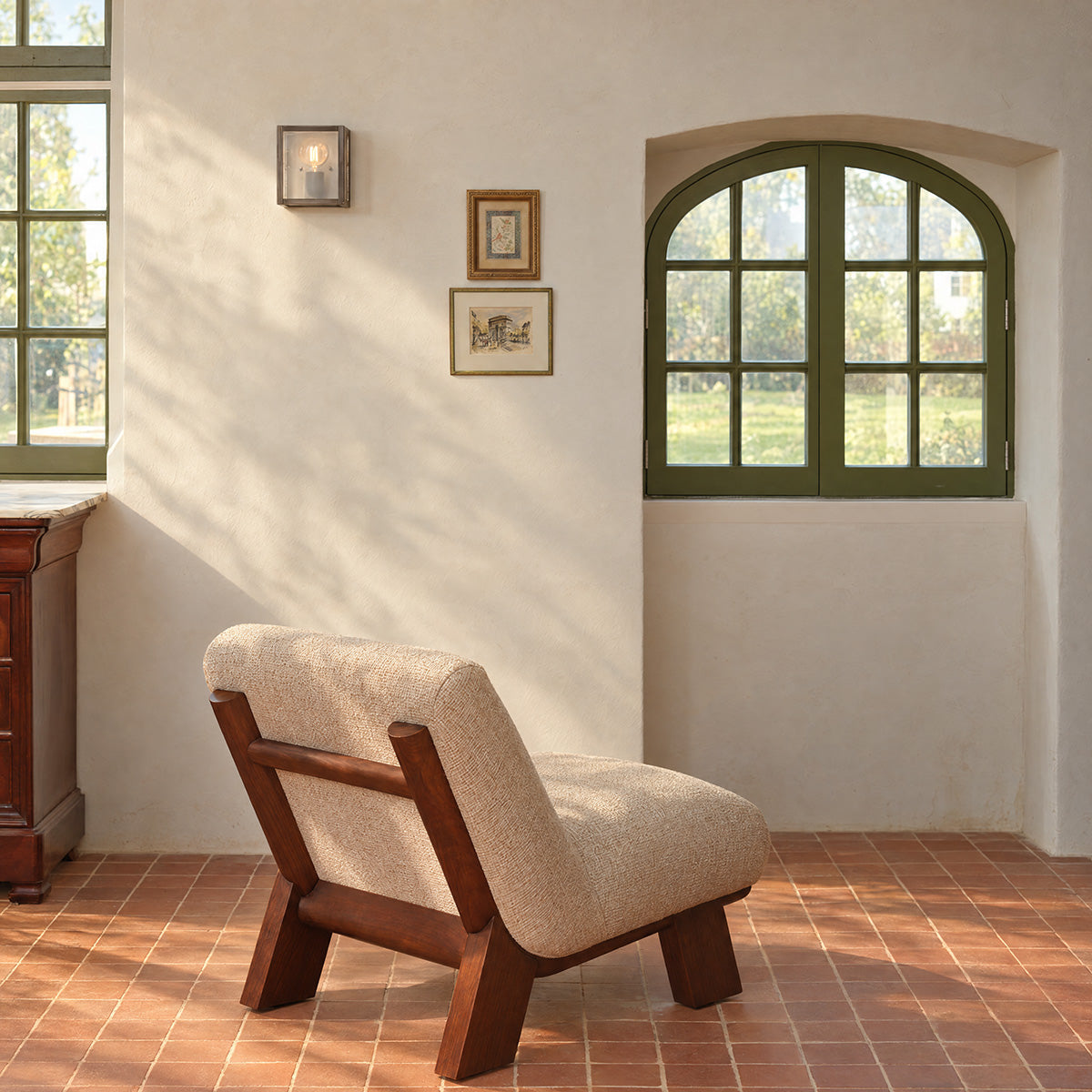 ANOUK - Poltrona in legno massello di mindi e tessuto beige melange