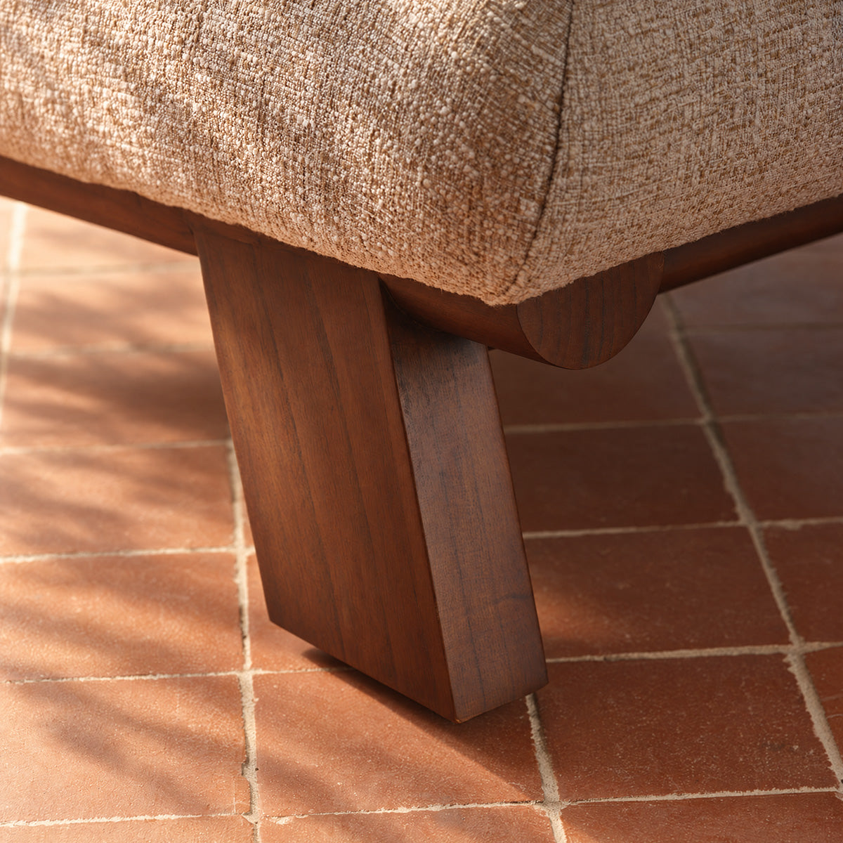 ANOUK - Poltrona in legno massello di mindi e tessuto beige melange