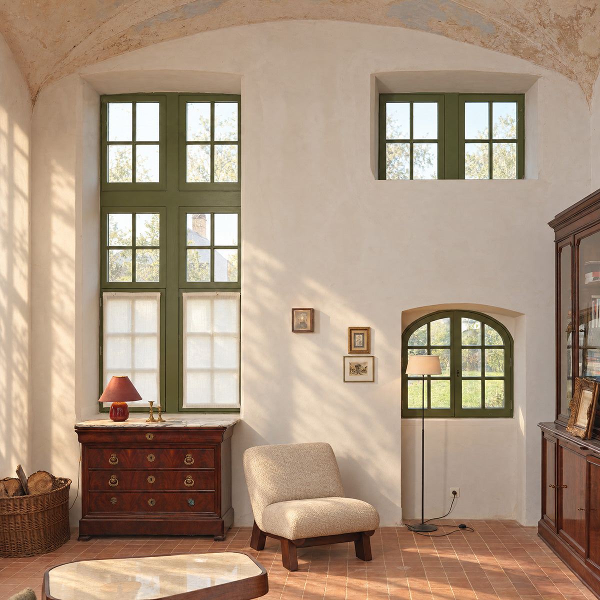 ANOUK - Poltrona in legno massello di mindi e tessuto beige melange
