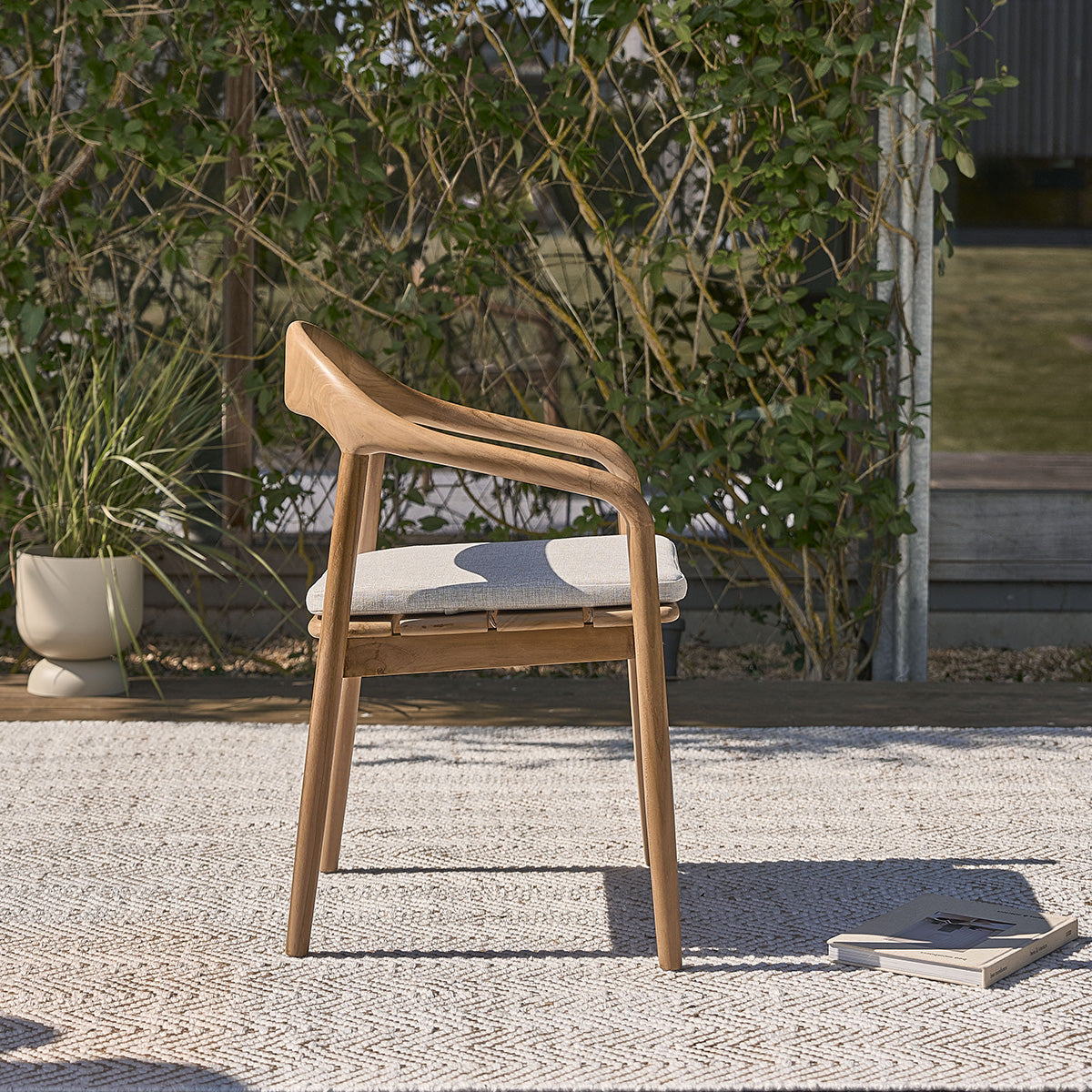 AMBRE - Poltrona da giardino in teak massello con cuscino grigio-beige