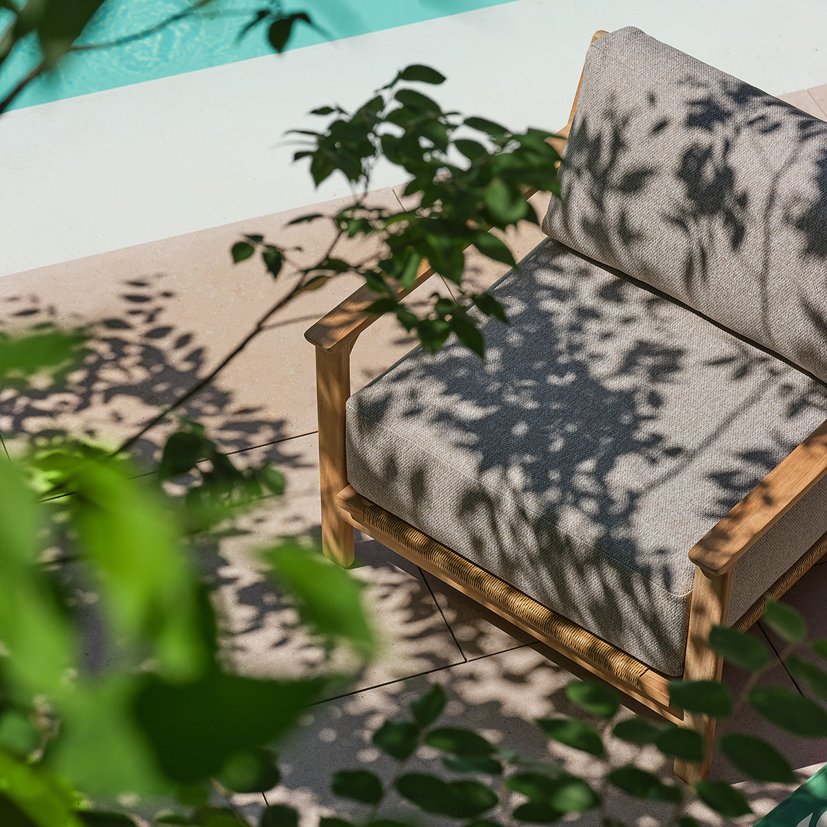 PIANA - Poltrona da giardino in teak massiccio con cuscini grigi melange