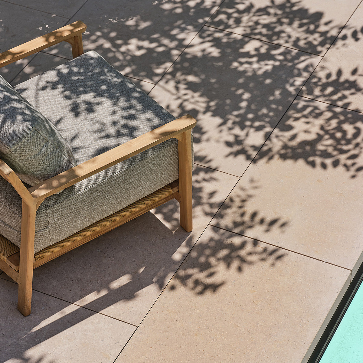 PIANA - Poltrona da giardino in teak massiccio con cuscini grigi melange
