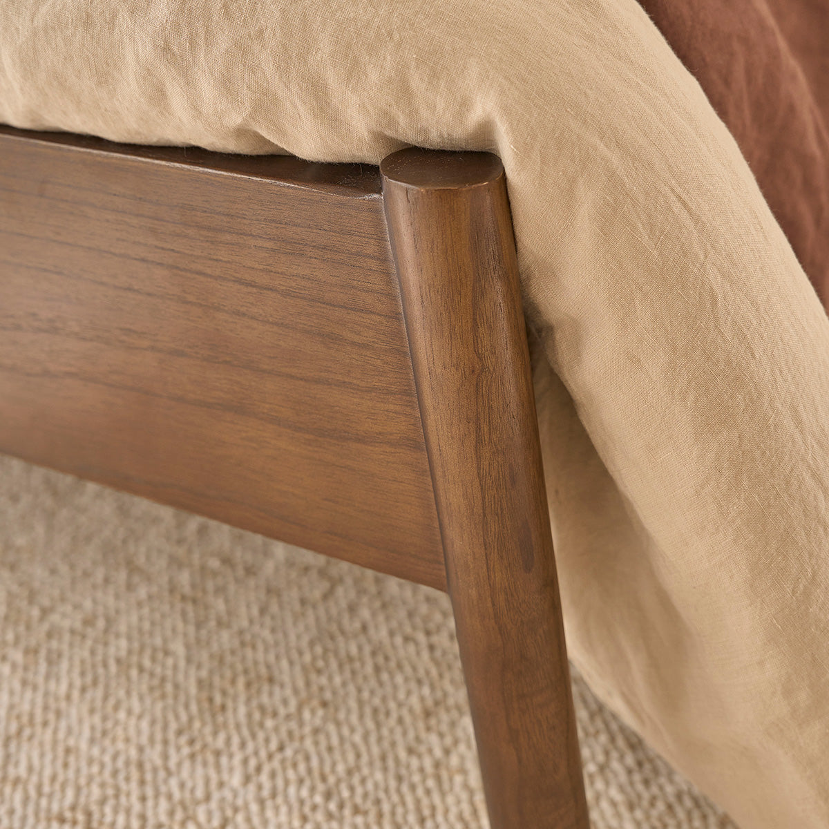 LILA - Letto in legno di mindi e midollino con finitura in noce da 160 cm