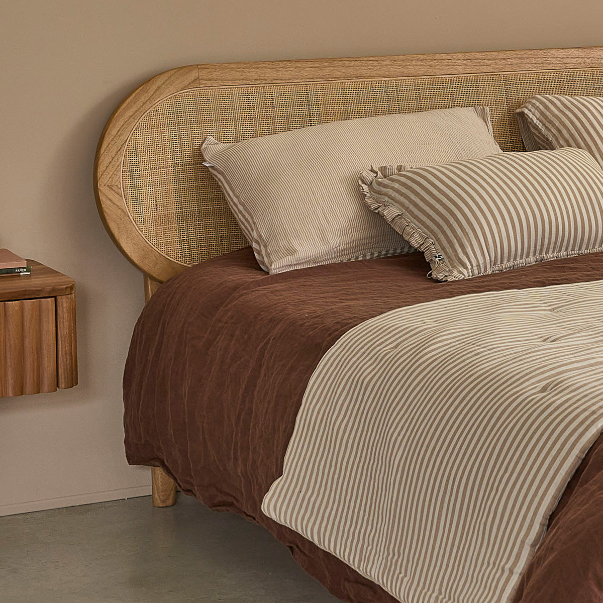 NINA - Letto in legno mindi massello e midollino da 160 cm con rete
