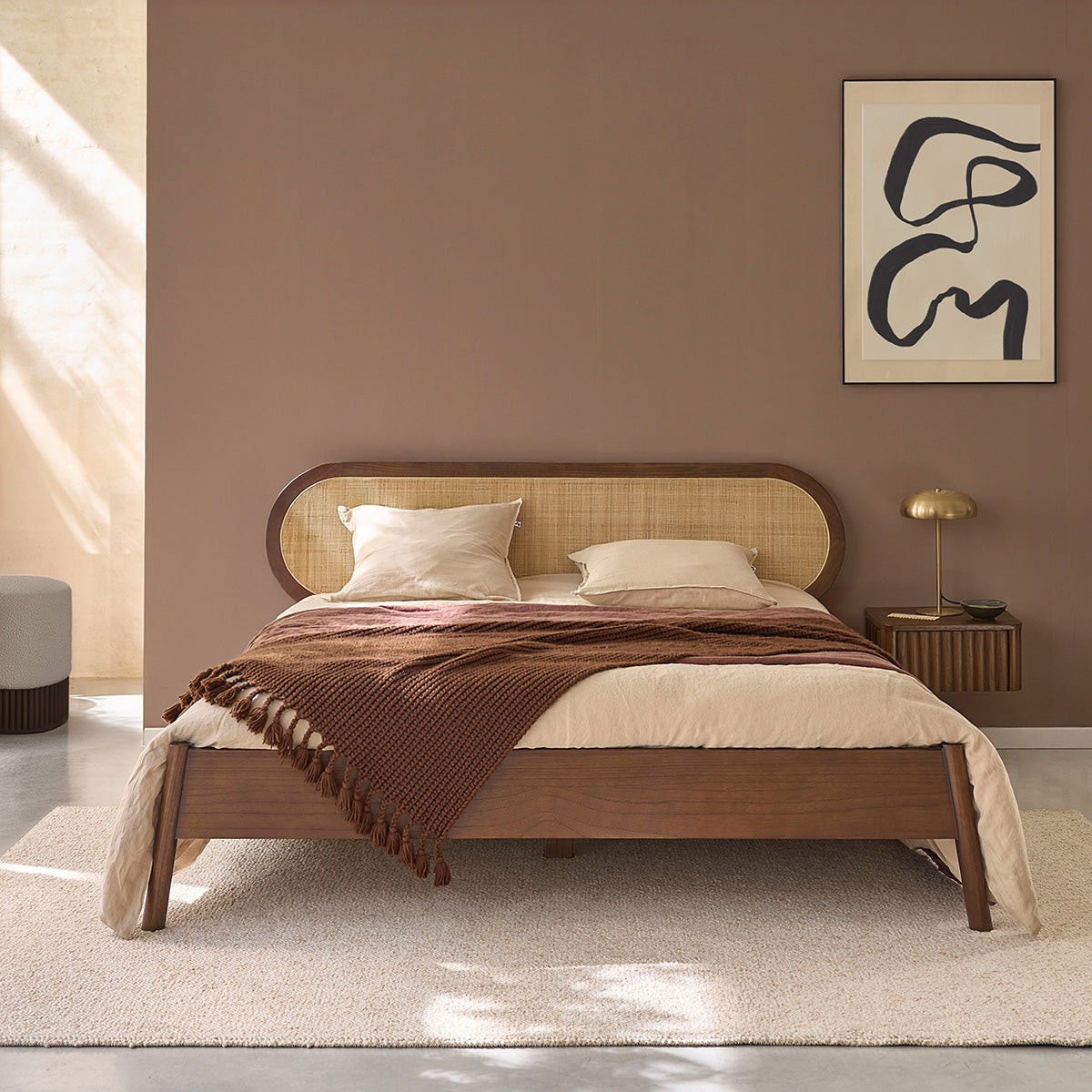 LILA - Letto in legno di mindi e paglia intrecciata, finitura noce, 180 cm, con rete