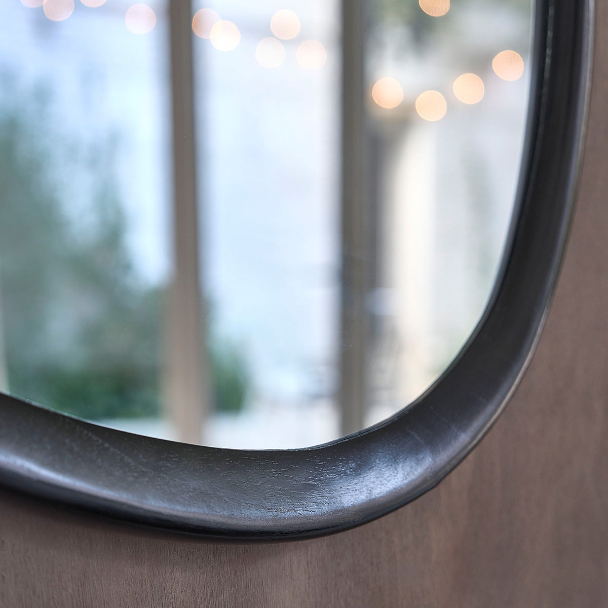 THELMA - Specchio organico in legno di mindi nero 90x60 cm