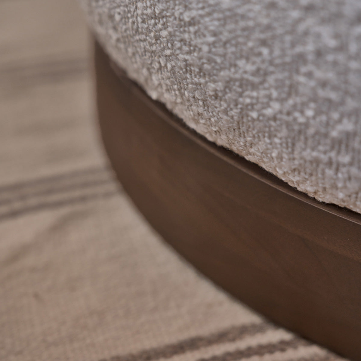 TANE - Pouf in mindi massello e tessuto bouclé bianco Ø55 cm