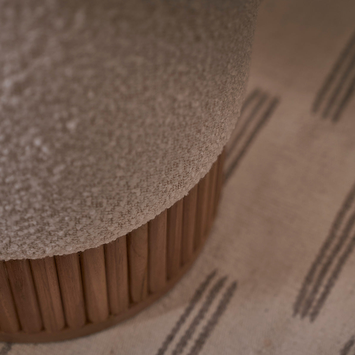 SERENE - Pouf in teak massello e tessuto bouclé bianco Ø38 cm