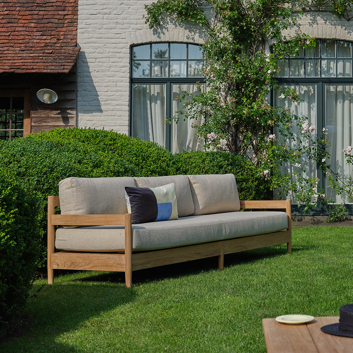 CALVI - Set da giardino basso in teak massiccio con cuscini beige screziati, per 5 persone.