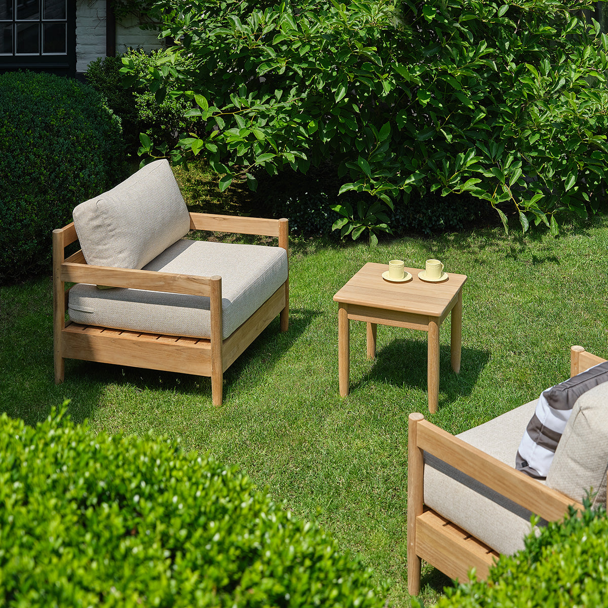 CALVI - Set da giardino basso in teak massiccio con cuscini beige screziati, per 2 persone.