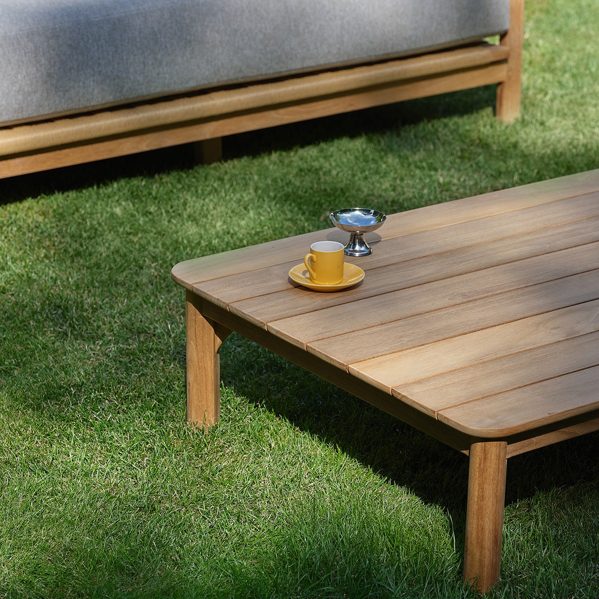 PIANA - Set da giardino basso in teak massiccio con cuscini grigi melange, per 4 persone.