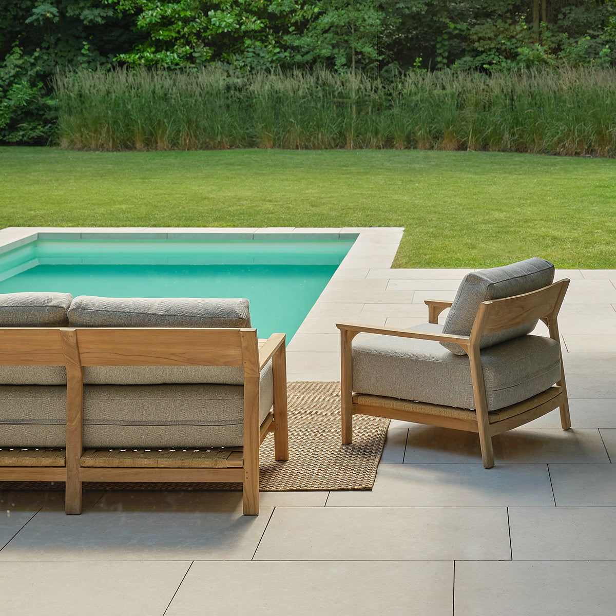 PIANA - Set da giardino basso in teak massiccio con cuscini grigi melange, per 5 persone.