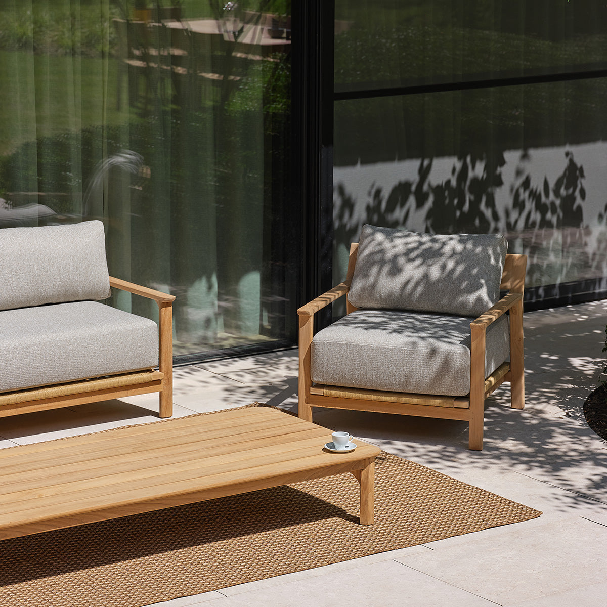 PIANA - Set da giardino basso in teak massiccio con cuscini grigi melange, per 5 persone.