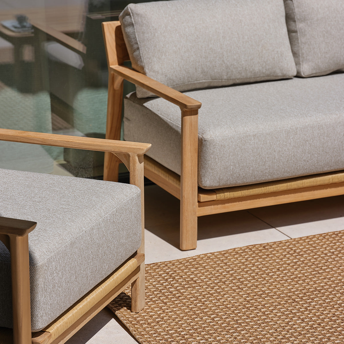 PIANA - Set da giardino basso in teak massiccio con cuscini grigi melange, per 5 persone.