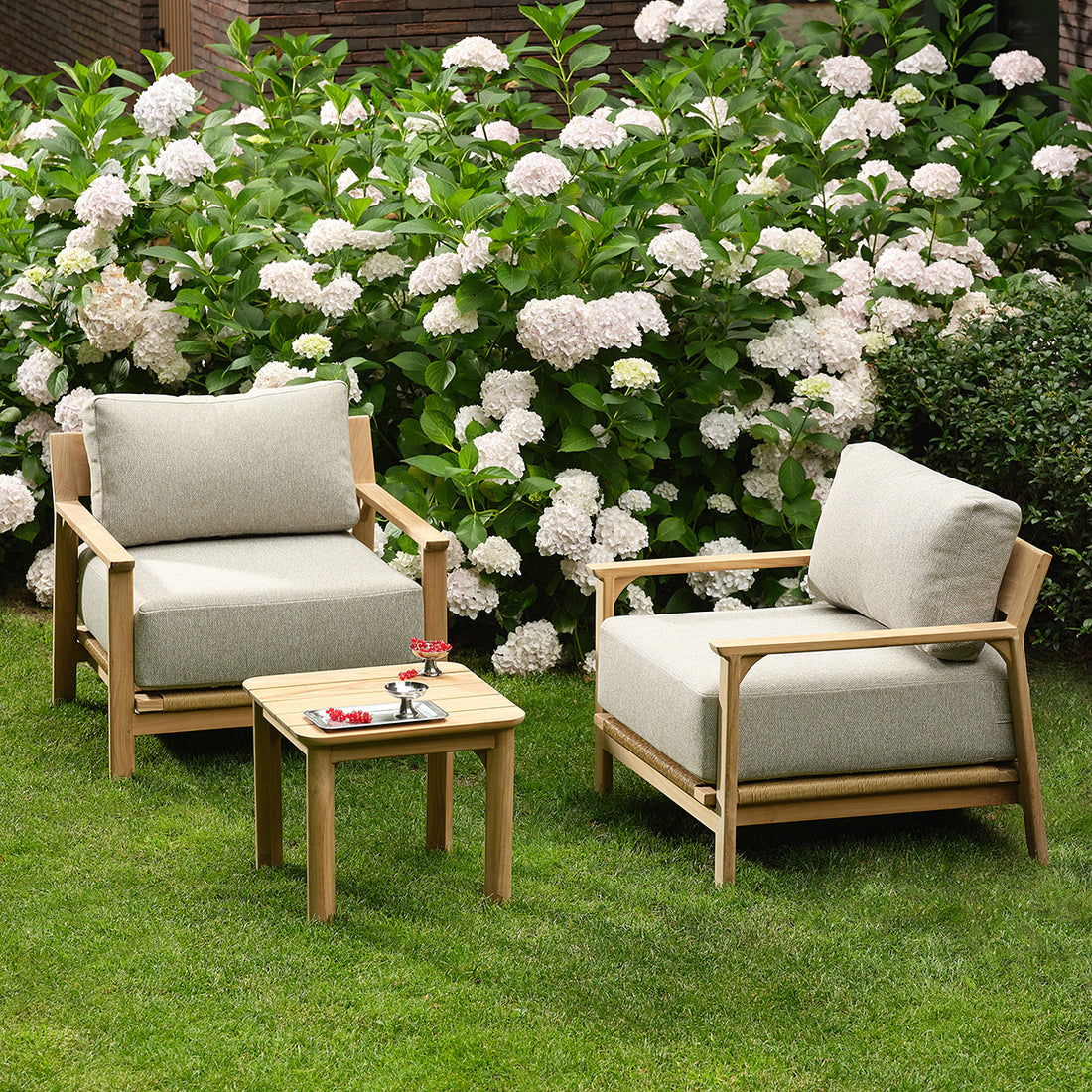PIANA - Set da giardino basso in teak massiccio con cuscini grigi melange, per 2 persone.