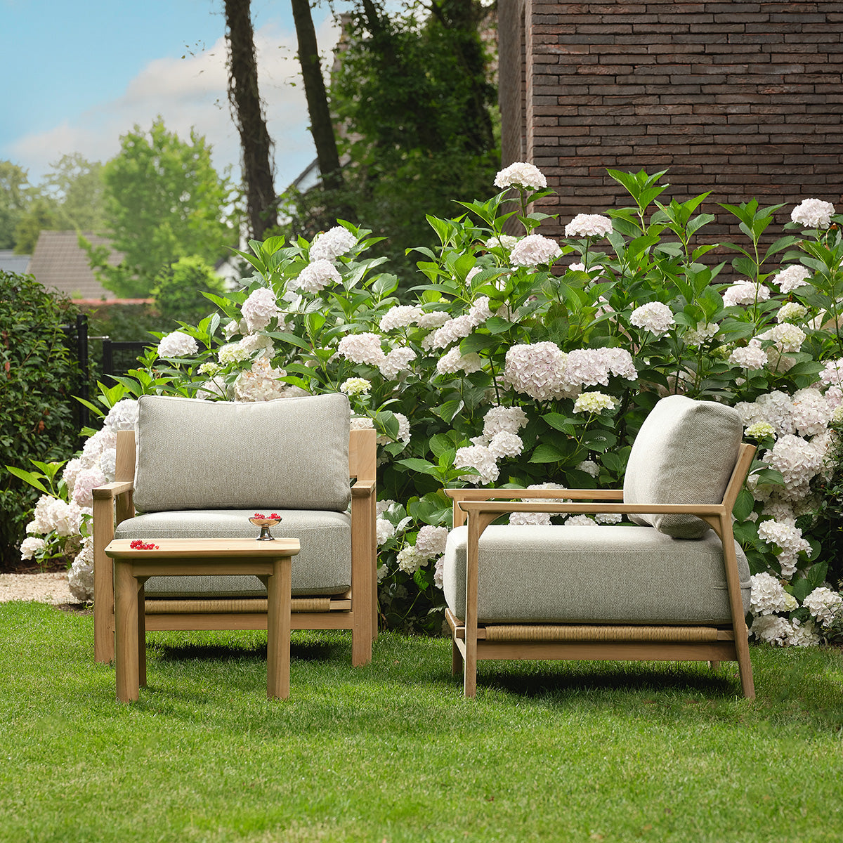 PIANA - Set da giardino basso in teak massiccio con cuscini grigi melange, per 2 persone.