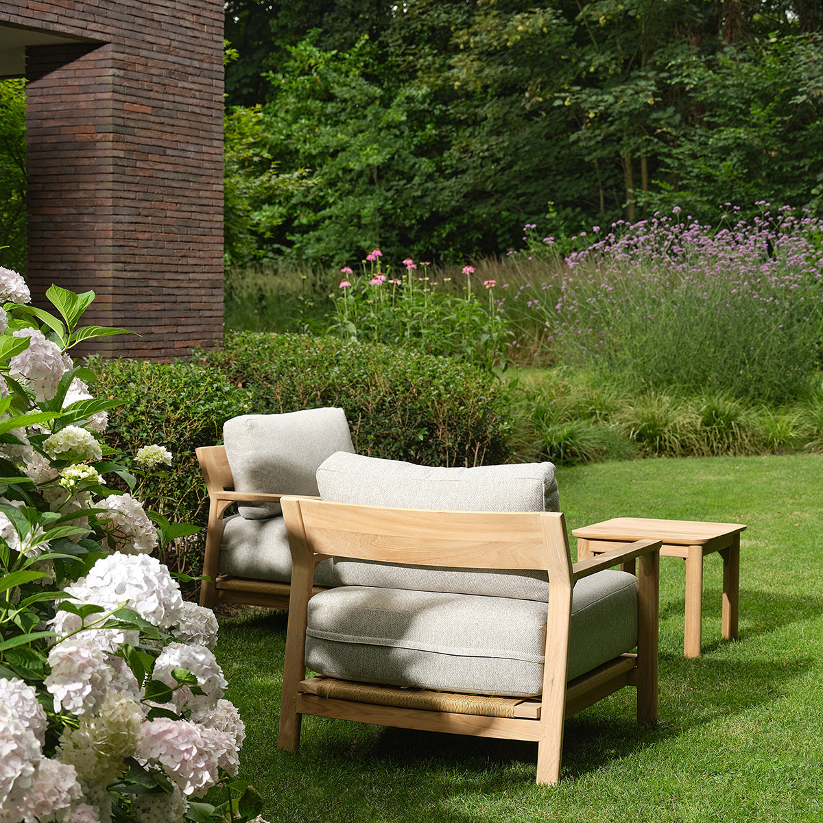 PIANA - Set da giardino basso in teak massiccio con cuscini grigi melange, per 2 persone.