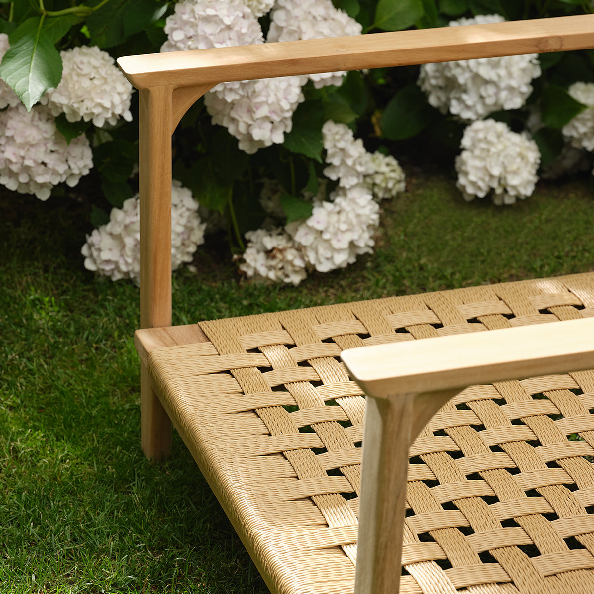 PIANA - Set da giardino basso in teak massiccio con cuscini grigi melange, per 2 persone.