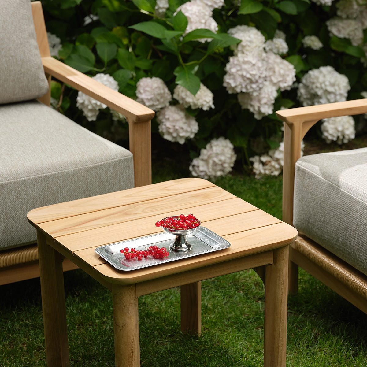 PIANA - Set da giardino basso in teak massiccio con cuscini grigi melange, per 2 persone.