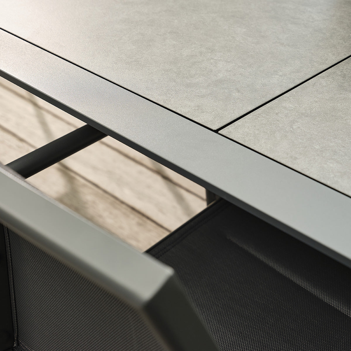 BASALT - Set da giardino in alluminio, vetro e textilene grigio, 6/10 persone.