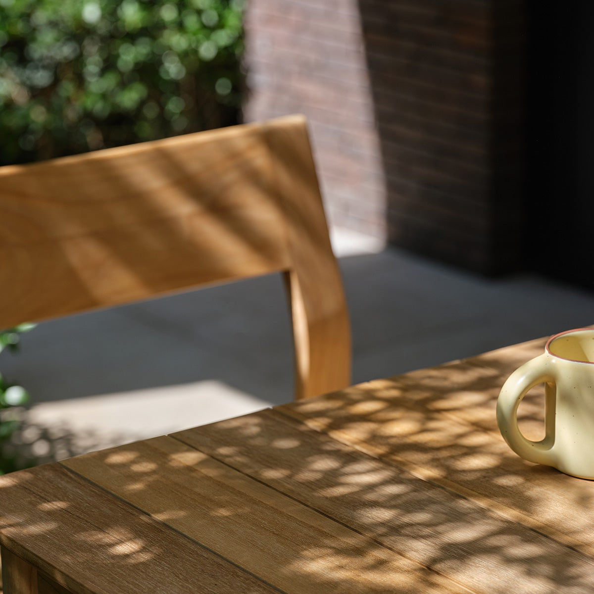 PIANA - Set da giardino con tavolino da bar in teak massiccio e rattan per 4 persone.