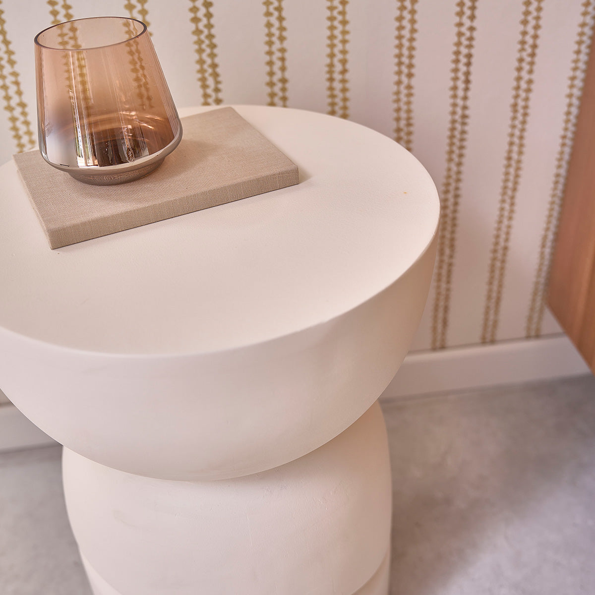 ORION - Tavolino d'appoggio in mango massello con effetto cemento