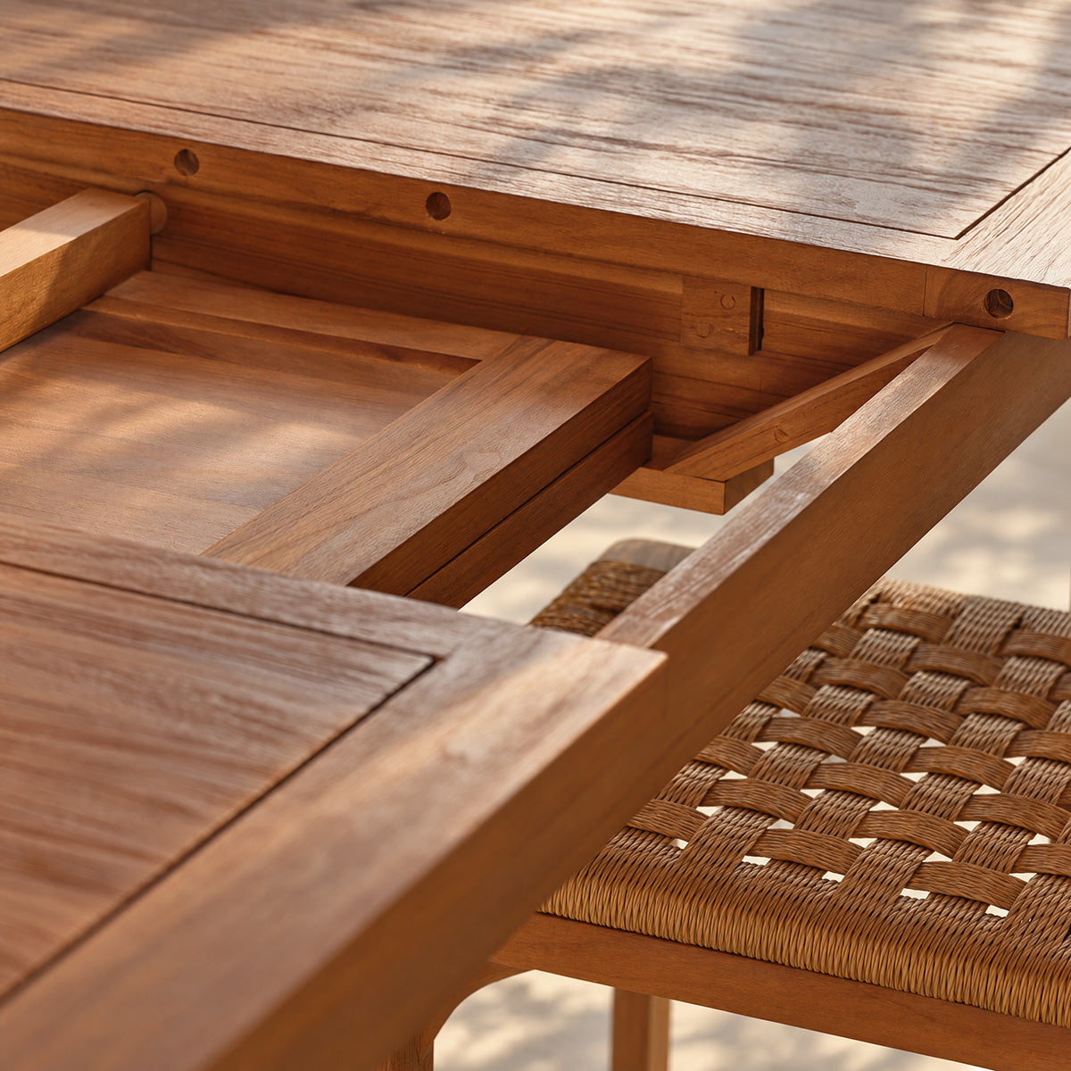 UZES - Tavolo allungabile in teak massiccio per 8 persone.