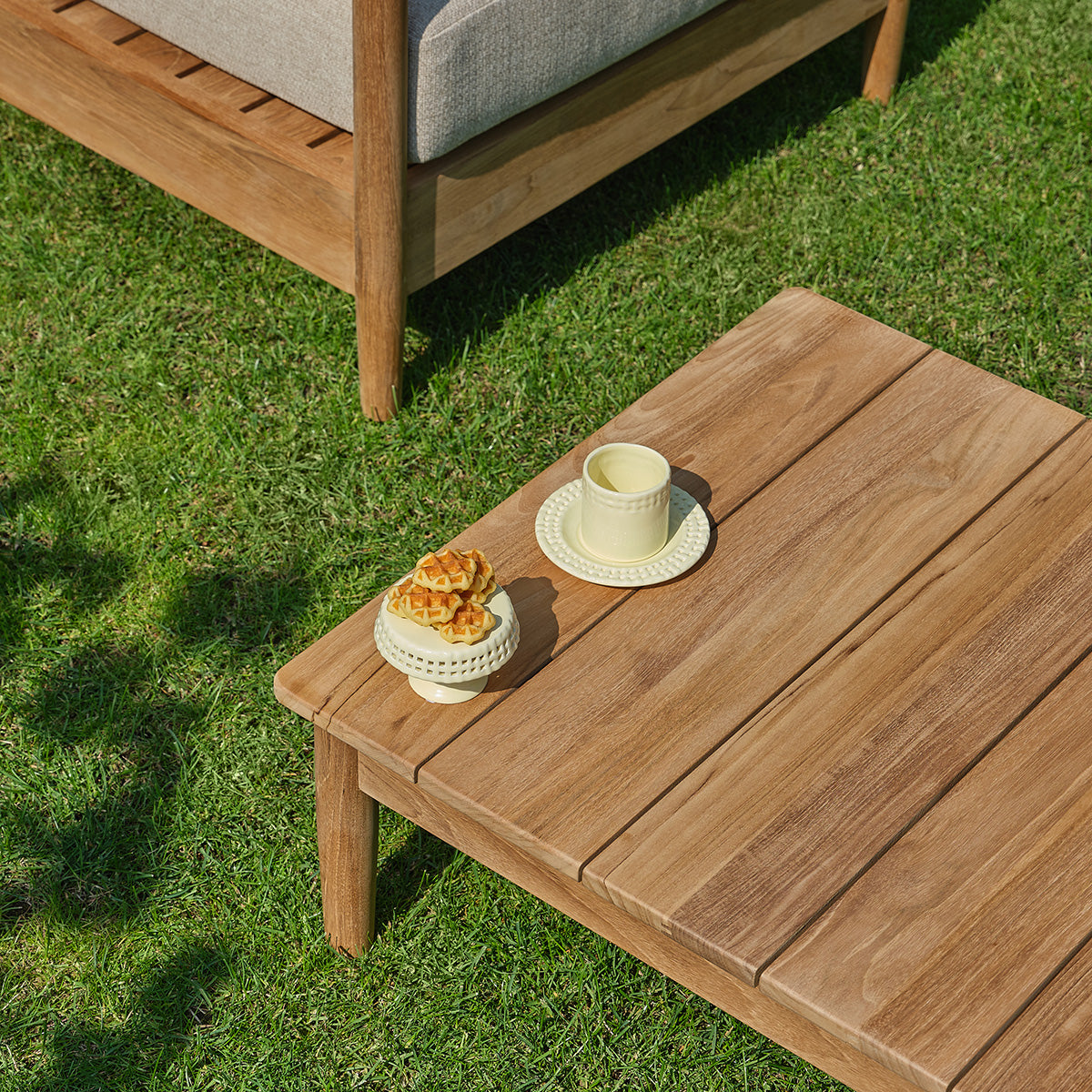 CALVI - Tavolino da giardino in teak massiccio da 140 cm